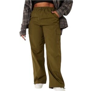 Victoria’s Secret Parachute Cargo Pants in Olive Green, size Small